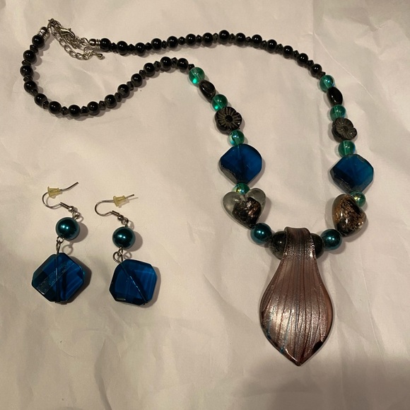 Jewelry - Beautiful statement necklace with matching earrings